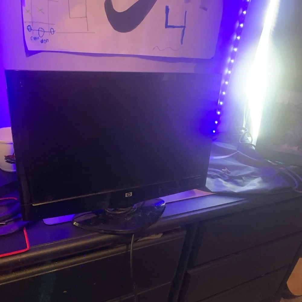 Very nice monitor comes with power cord and d sub it’s perfectly working